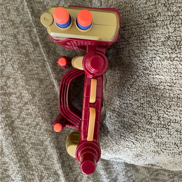 EXCLUSIVE Extendable Iron Man Blaster Armor Nerf Blaster w/ 4 Nerf Darts - Picture 4 of 5